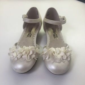 Girls toddler size 7.5 flower heels in ivory color
